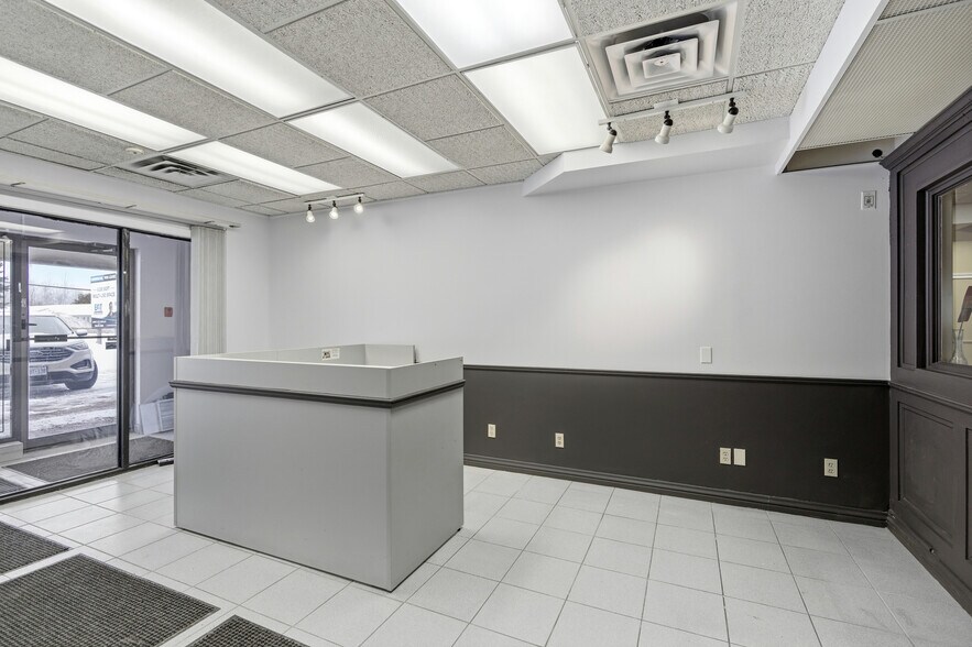 642 Great Northern Rd, Sault Ste Marie, ON à louer - Photo de l’immeuble – Image 2 sur 7