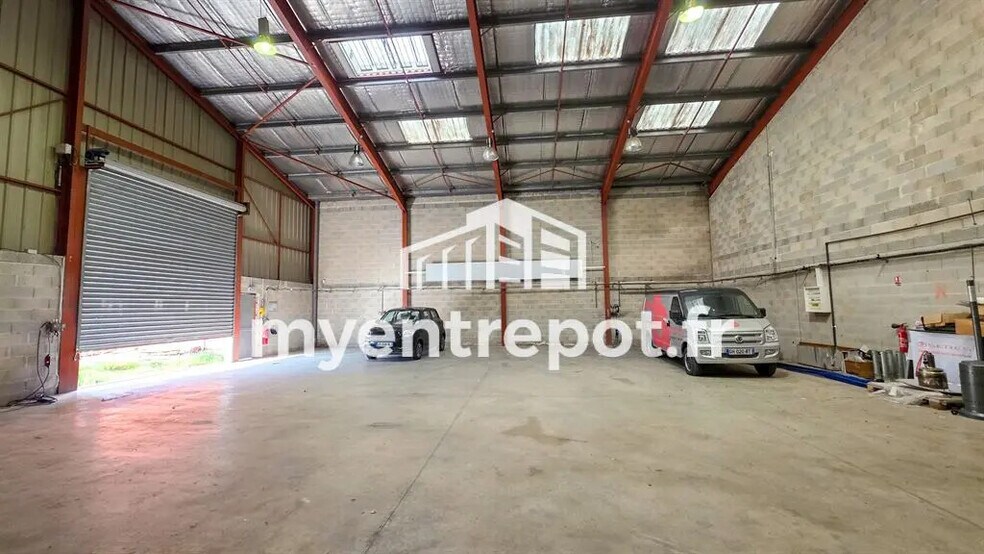 Local d’activités dans Aubagne à louer - Photo de l’immeuble – Image 1 sur 8