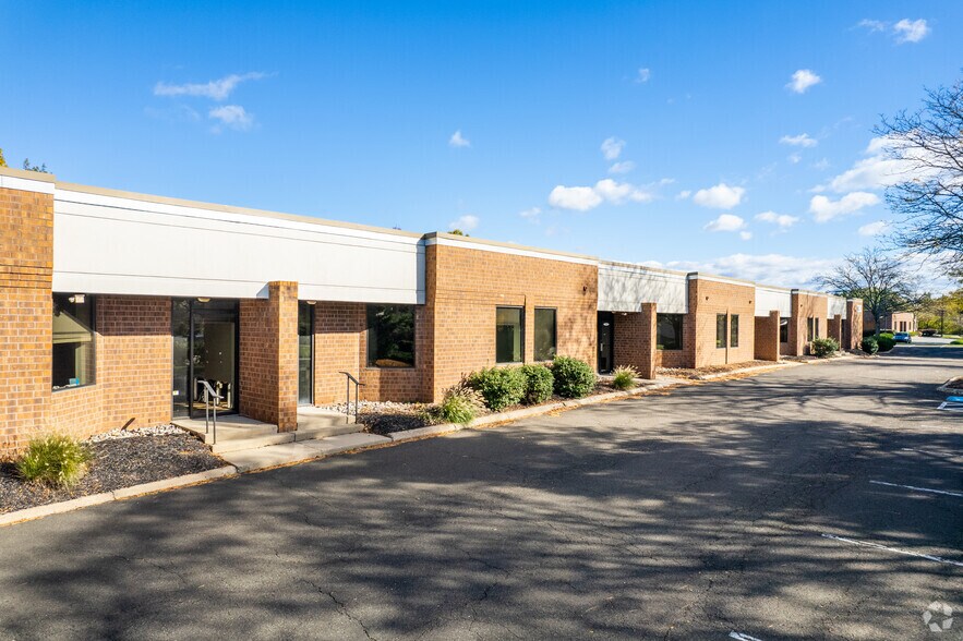 2260 Cabot Blvd W, Langhorne, PA à louer - Photo de l’immeuble – Image 2 sur 16