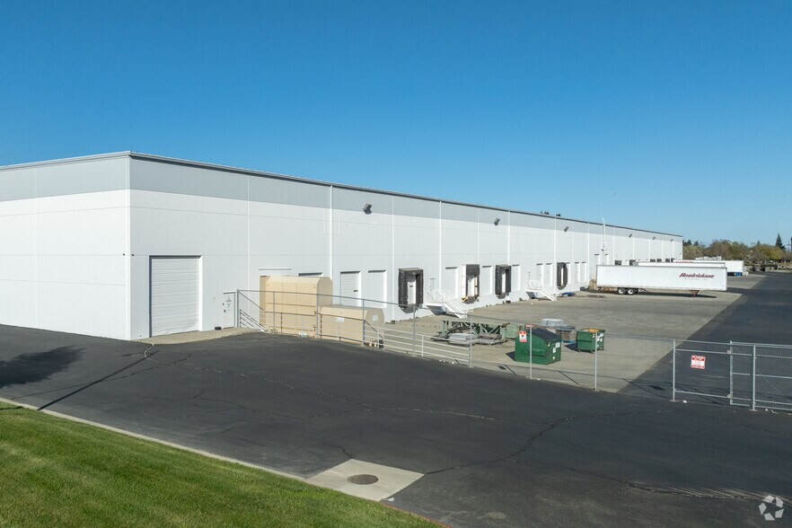 2340 E Main St, Woodland, CA à louer - Photo de l’immeuble – Image 2 sur 4