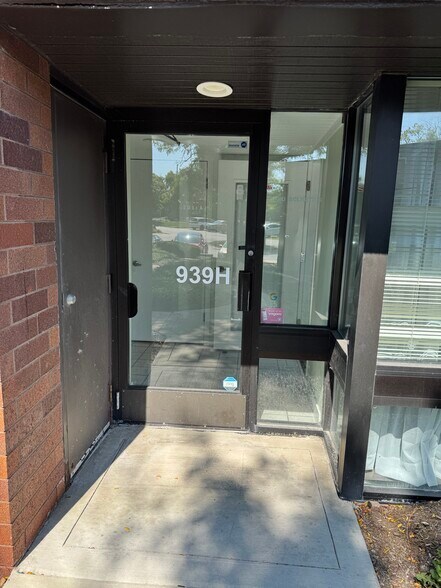 939 N Plum Grove Rd, Schaumburg, IL à louer - Photo intérieure – Image 1 sur 16