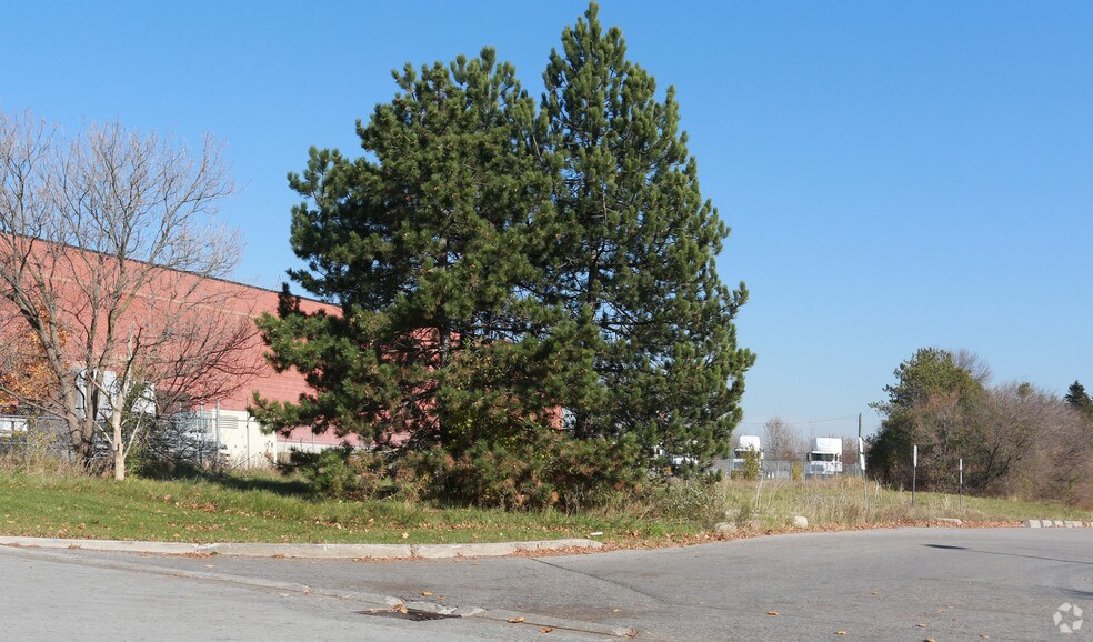 1999 Forbes St, Whitby, ON à louer - Photo de l’immeuble – Image 3 sur 5