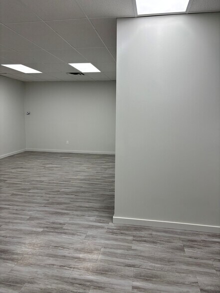 225 County Road 522, Manalapan Township, NJ à louer - Photo de l’immeuble – Image 2 sur 6