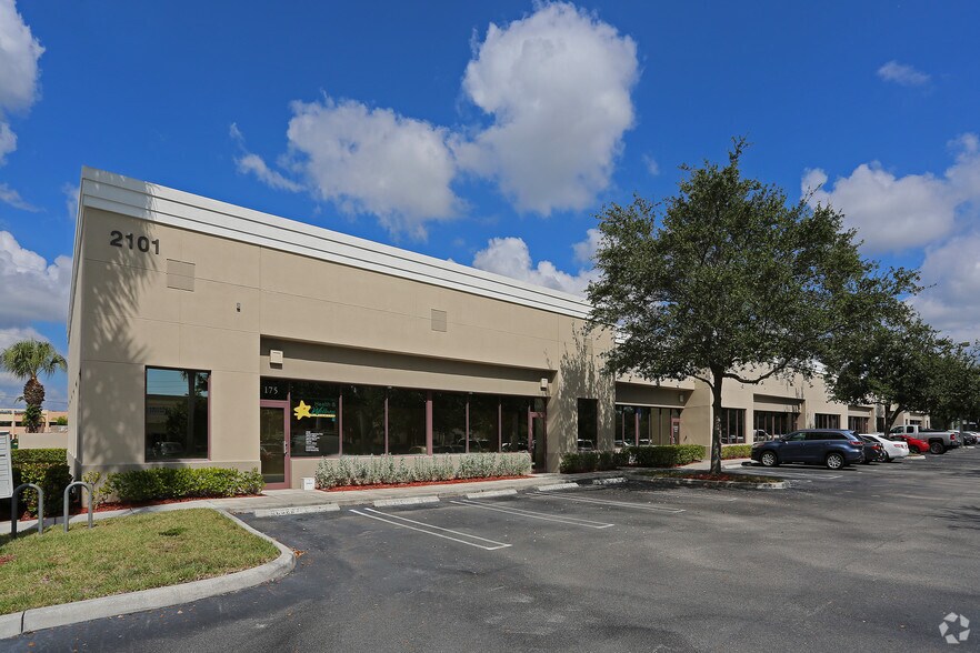 2101 Centrepark West Dr, West Palm Beach, FL à louer - Photo de l’immeuble – Image 2 sur 4
