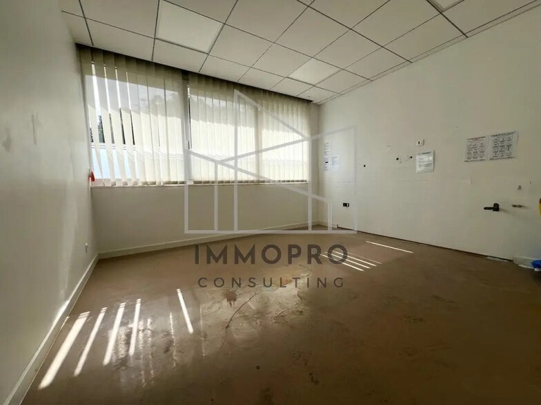 Bureau dans Petit-Couronne à louer - Photo intérieure – Image 3 sur 8