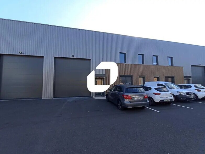 45 Rue Ampère, Chassieu à louer - Photo de l’immeuble – Image 1 sur 12