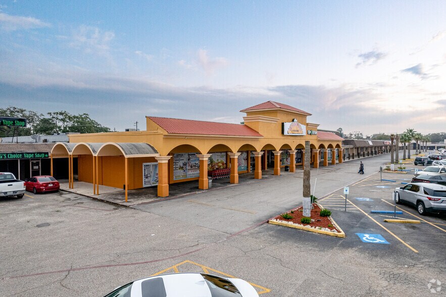 2120-2314 N Alexander Dr, Baytown, TX à louer - Photo de l’immeuble – Image 1 sur 9