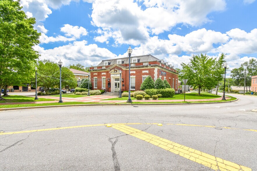 82 Court Sq, Alexander City, AL à vendre - Photo principale – Image 1 sur 51
