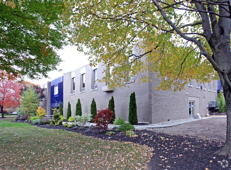 75 W Century Rd, Paramus, NJ à louer - Photo de l’immeuble – Image 3 sur 3