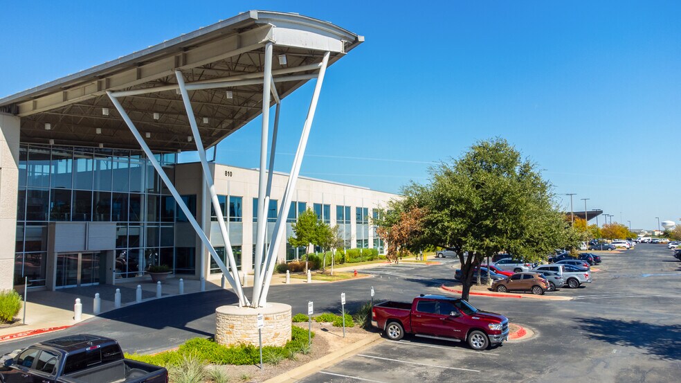 810 Hester's Crossing, Round Rock, TX à louer - Photo de l’immeuble – Image 2 sur 30