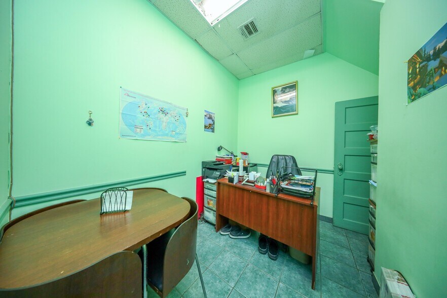 1505 Gravesend Neck Rd, Brooklyn, NY à vendre - Photo intérieure – Image 3 sur 30