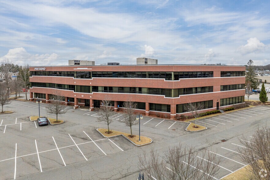 10 6th Rd, Woburn, MA à louer - Photo principale – Image 1 sur 4