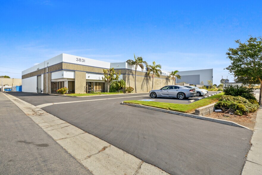 3831 E La Palma Ave, Anaheim, CA à vendre - Photo de l’immeuble – Image 2 sur 10