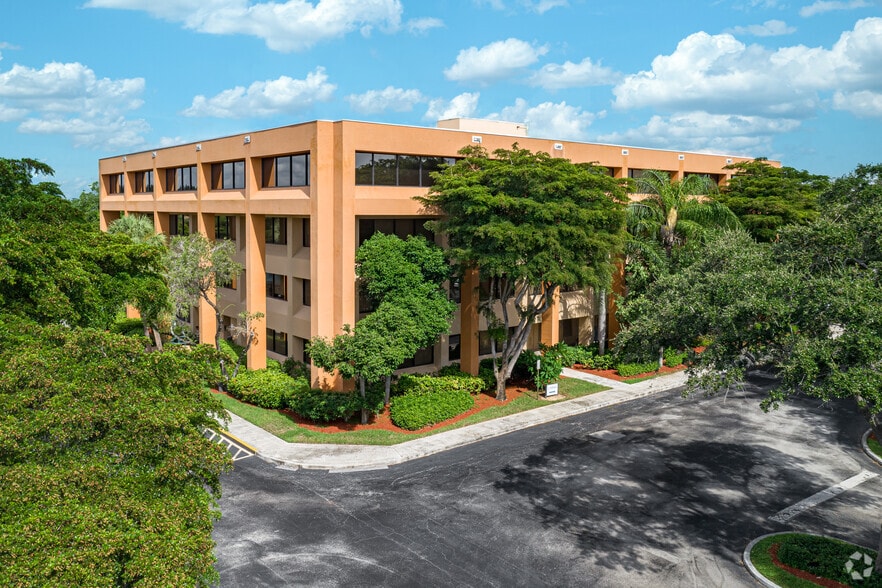 Woolbright Corporate Center I & II portefeuille de 2 biens à vendre sur LoopNet.fr - Photo principale – Image 2 sur 11