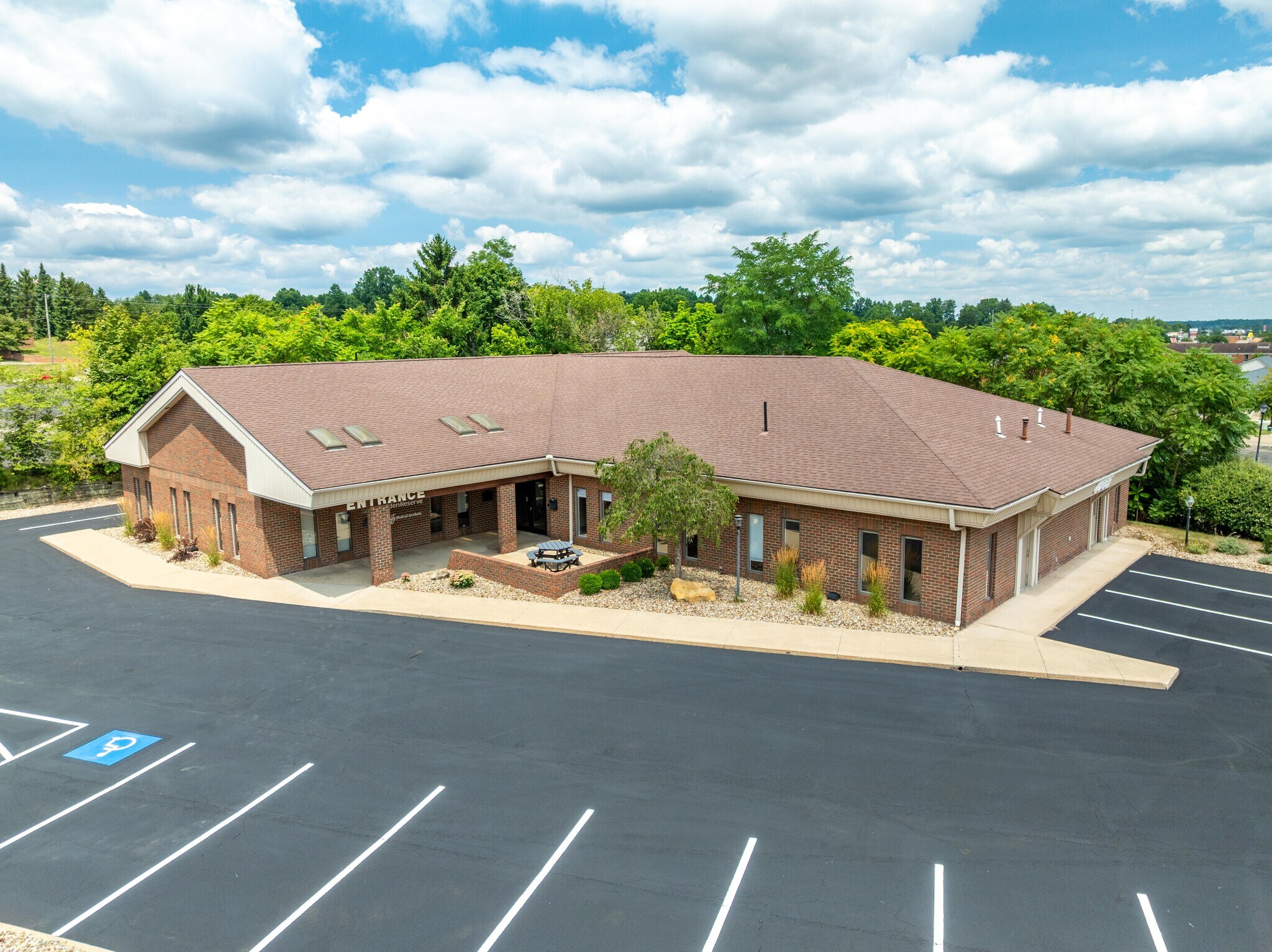 4665 Douglas Cir NW, Canton, OH à louer Photo de l’immeuble– Image 1 sur 6
