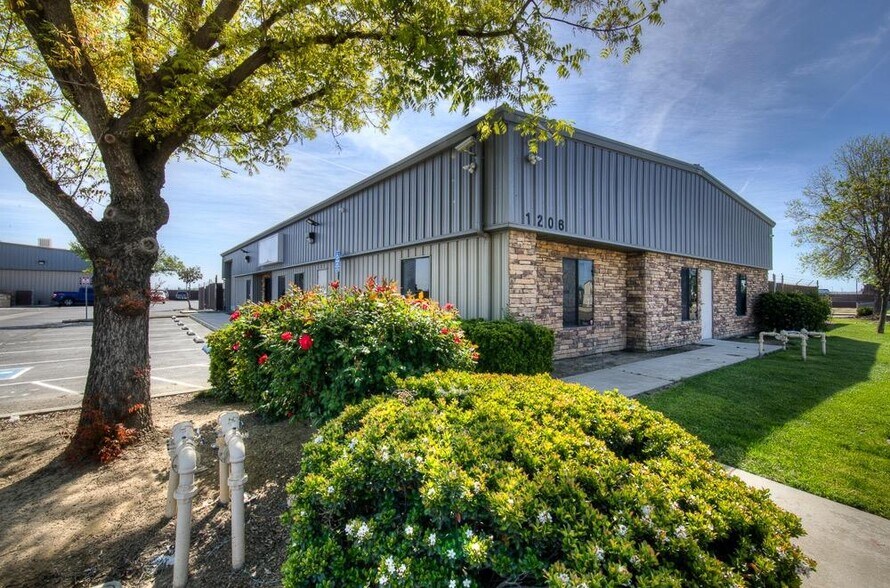 1206 S O St, Tulare, CA à vendre - Photo de l’immeuble – Image 2 sur 19