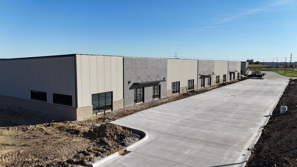 2151 Shilow Rose Pkwy SW, Bondurant, IA à louer - Photo de l’immeuble – Image 1 sur 7