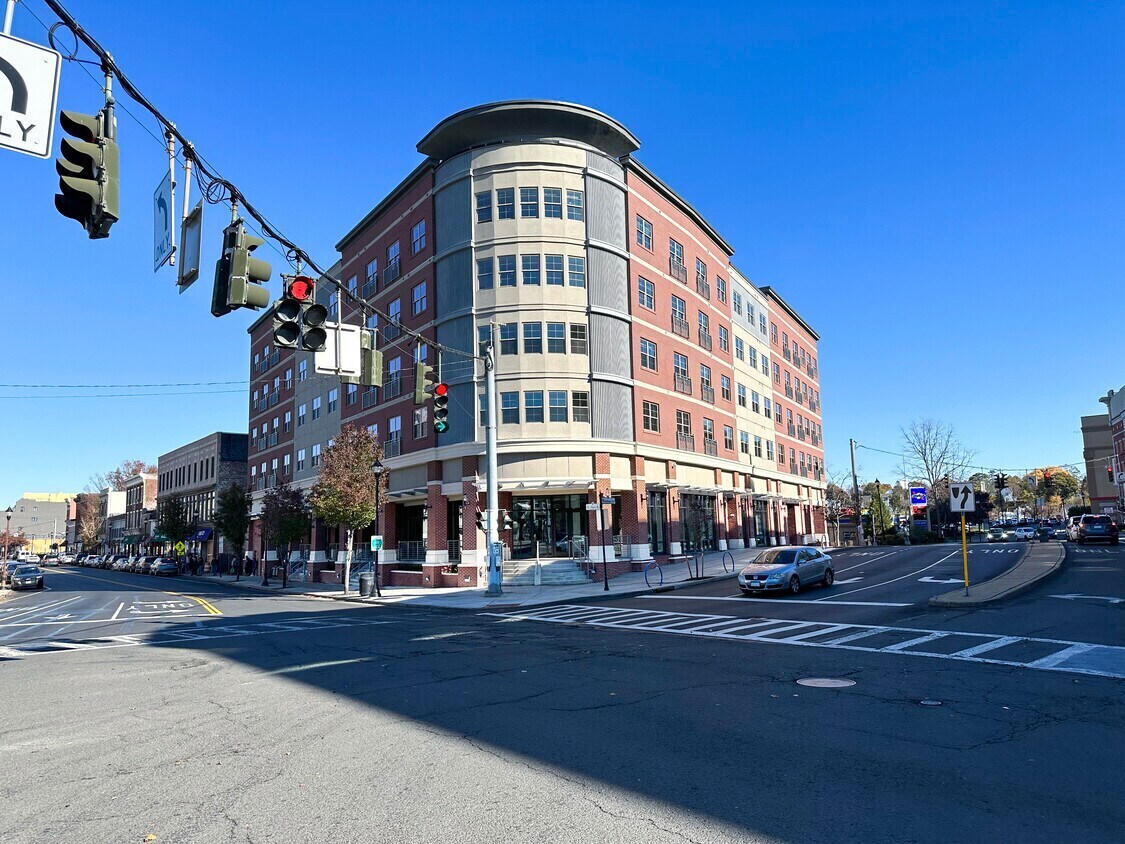 1 N Main St, Port Chester, NY à louer Photo de l’immeuble– Image 1 sur 2