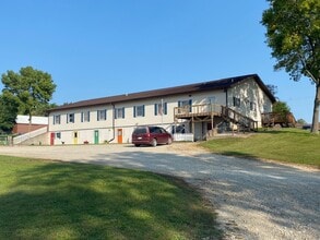 16 S Summit Ave, Nora Springs, IA à louer Photo intérieure– Image 1 sur 38