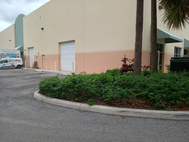 4188 Westroads Dr, Riviera Beach, FL à vendre - Photo de l’immeuble – Image 2 sur 8