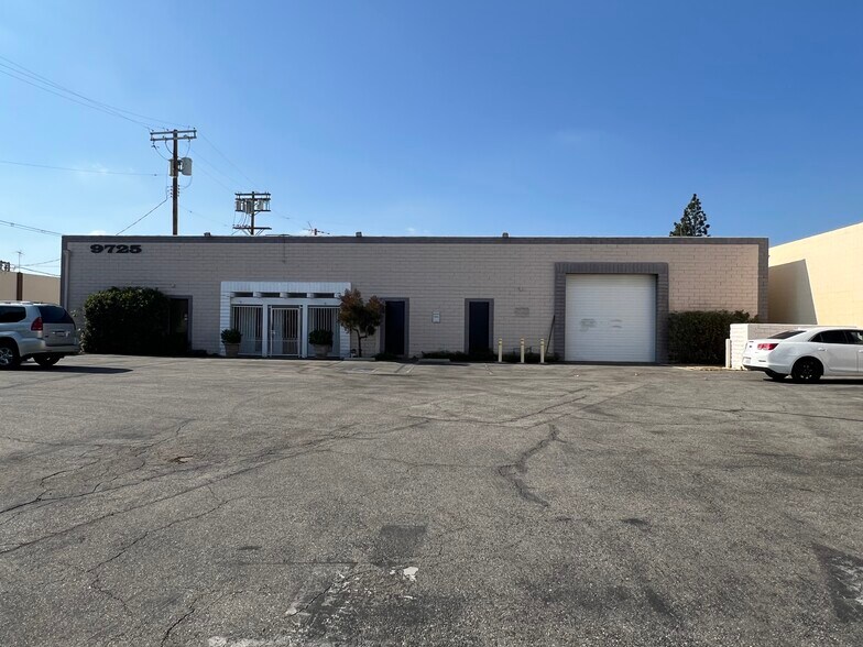 9725 Owensmouth Ave, Chatsworth, CA à louer - Photo de l’immeuble – Image 2 sur 11
