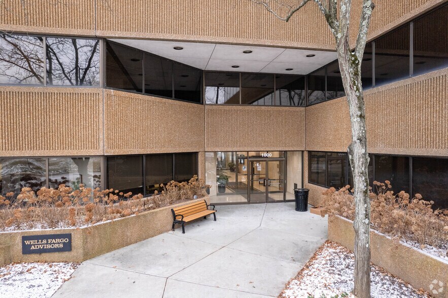 1000 Hart Rd, Barrington, IL à louer - Photo de l’immeuble – Image 2 sur 5