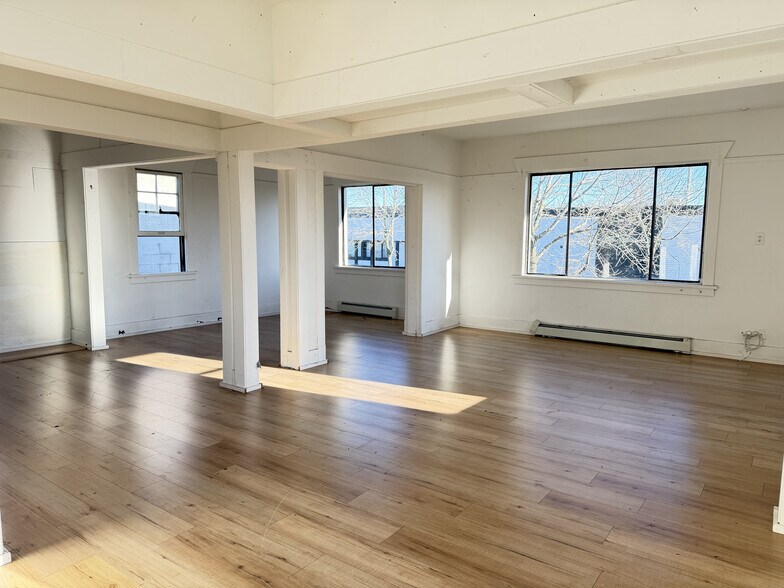 5657 176th St, Surrey, BC à louer - Photo de l’immeuble – Image 2 sur 8