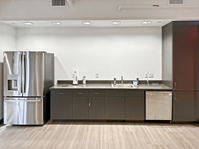300 W Clarendon Ave, Phoenix, AZ à louer - Photo intérieure – Image 2 sur 15