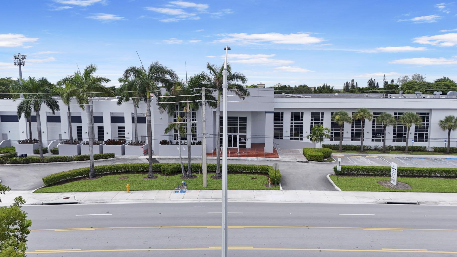 2900 NW 112th Ave, Miami, FL à louer Photo de l’immeuble– Image 1 sur 10