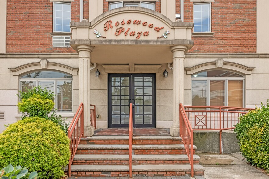 66-06 70th St, Middle Village, NY à vendre - Photo de l’immeuble – Image 3 sur 16