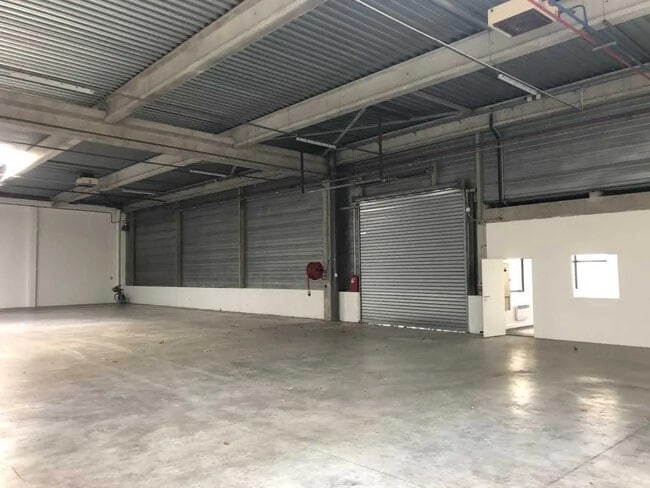 Plus de détails pour 51 Rue Du Commandant Rolland, Le Bourget - Bureau, Local d'activités à louer