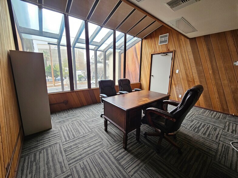 222 E Olive Ave, Redlands, CA à louer - Photo de l’immeuble – Image 2 sur 9
