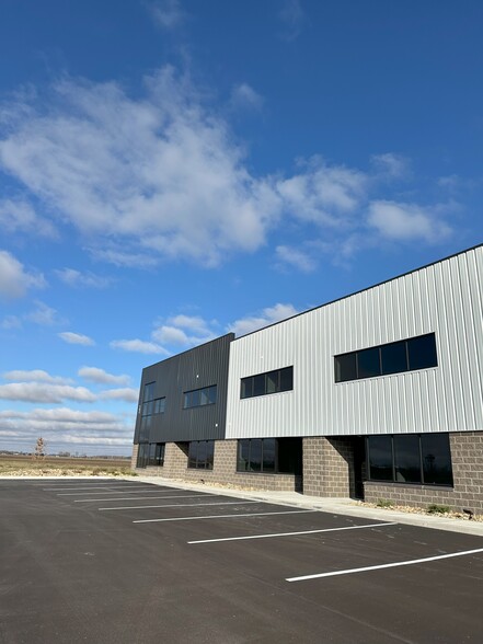 103 E Kam Dr, Pittsboro, IN à louer - Photo de l’immeuble – Image 2 sur 6