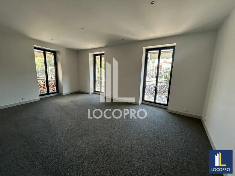 Bureau dans Nice à vendre - Photo de l’immeuble – Image 1 sur 8