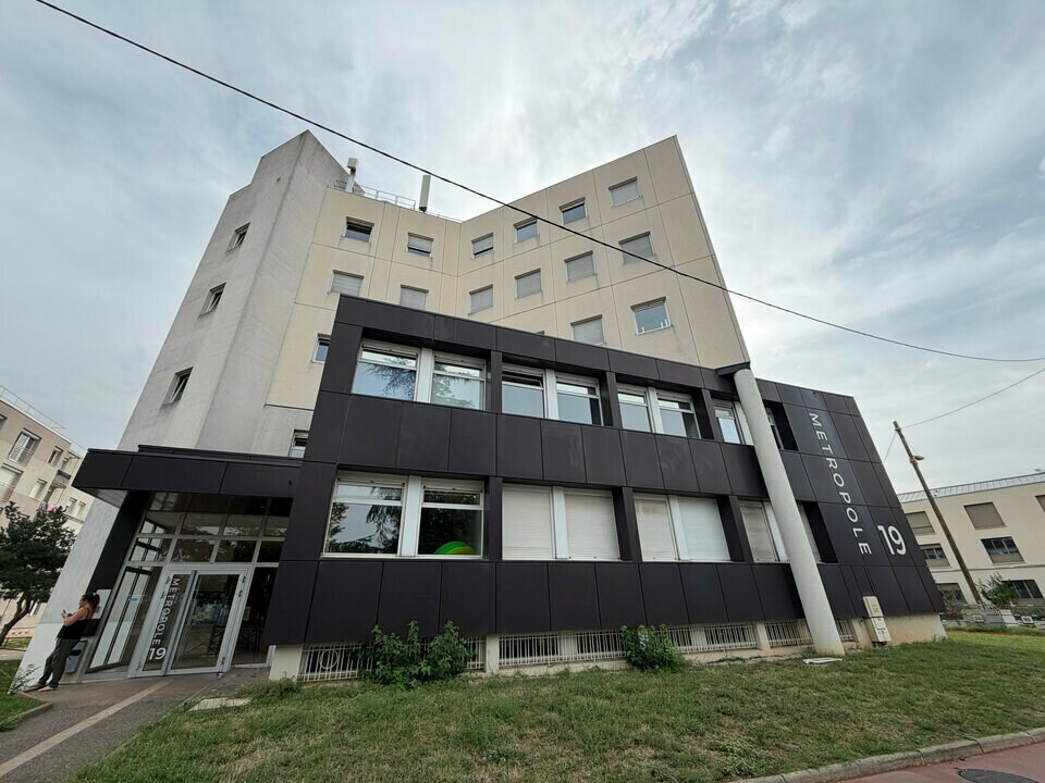 19 Rue Victor Hugo, Vénissieux à louer Photo de l’immeuble– Image 1 sur 14