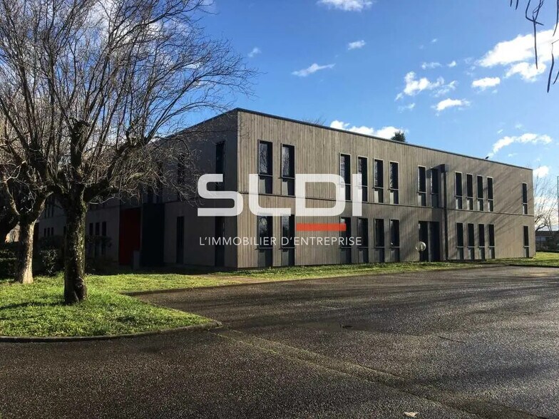 Bureau dans Vénissieux à louer - Photo de l’immeuble – Image 1 sur 16