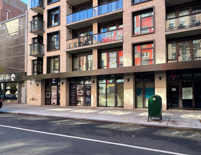 350 W 44th St, New York, NY à louer - Photo de l’immeuble – Image 1 sur 5