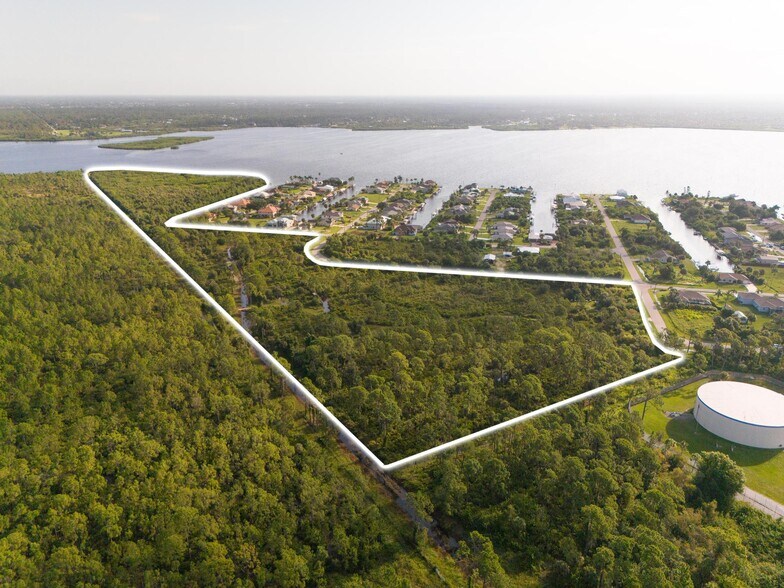 2925 Vance Ter, Port Charlotte, FL à vendre - Photo de l’immeuble – Image 3 sur 27