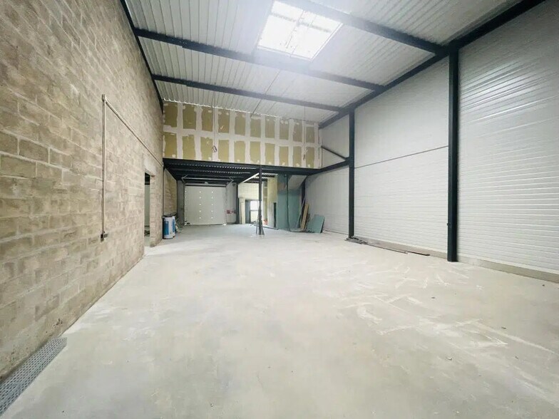Industriel/Logistique dans Lieusaint à louer - Photo de l’immeuble – Image 3 sur 13