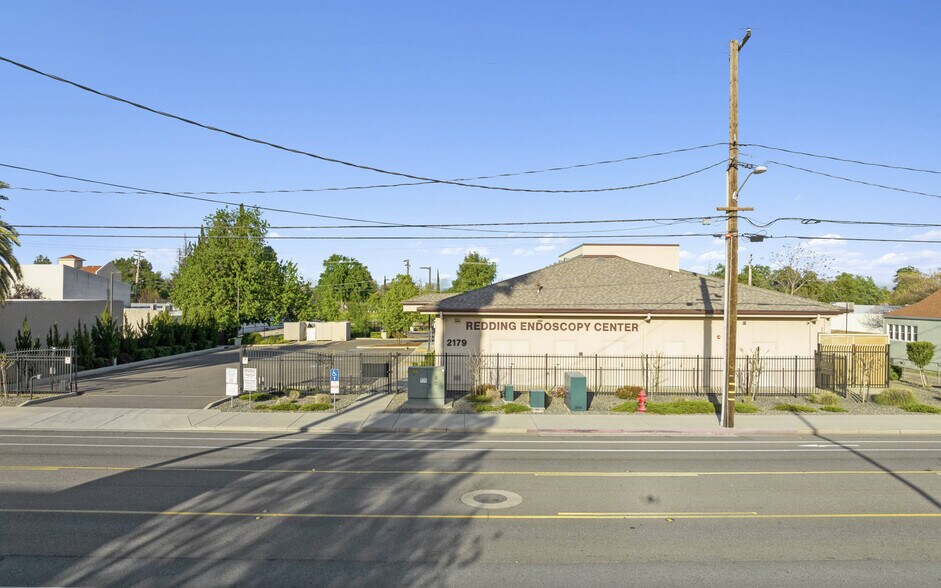 2179 Court St, Redding, CA à vendre - Photo de l’immeuble – Image 2 sur 16