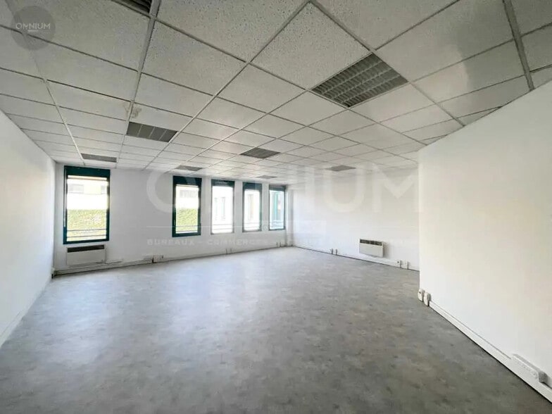 Bureau dans Saint-Genis-Laval à vendre - Photo de l’immeuble – Image 2 sur 3