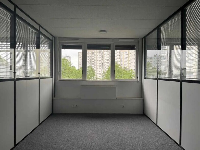 Bureau dans Villeurbanne à louer - Photo de l’immeuble – Image 3 sur 12