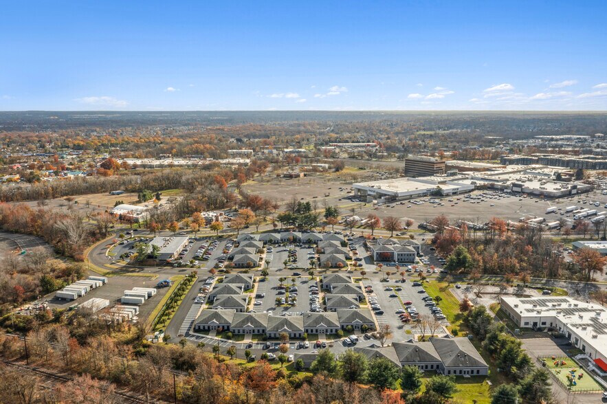 970 Town Center Dr, Langhorne, PA à louer - Photo de l’immeuble – Image 3 sur 22