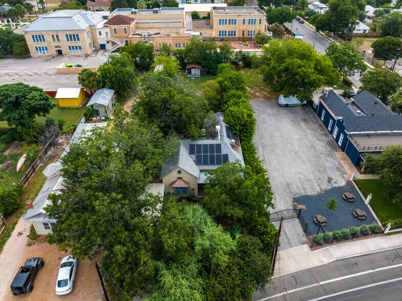 1012 N Flores St, San Antonio, TX à vendre - Photo de l’immeuble – Image 3 sur 21