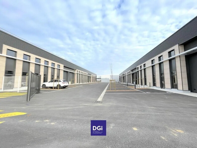 Local d’activités dans Gallargues-le-Montueux à louer - Photo de l’immeuble – Image 2 sur 4