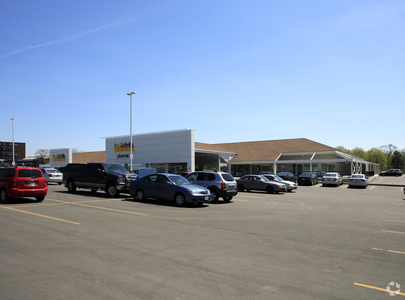 245 Dixon Rd, Toronto, ON à louer - Photo de l’immeuble – Image 2 sur 2