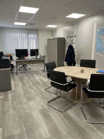 Local d’activités dans Reyrieux à louer - Photo de l’immeuble – Image 3 sur 18