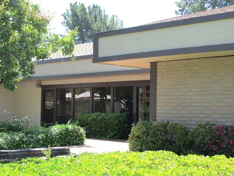 8 Commercial Blvd, Novato, CA à louer - Photo de l’immeuble – Image 2 sur 11