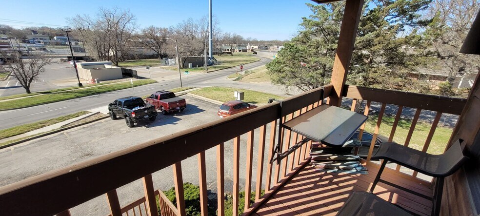 1170 SW Mission Ave, Topeka, KS à louer - Photo de l’immeuble – Image 3 sur 6