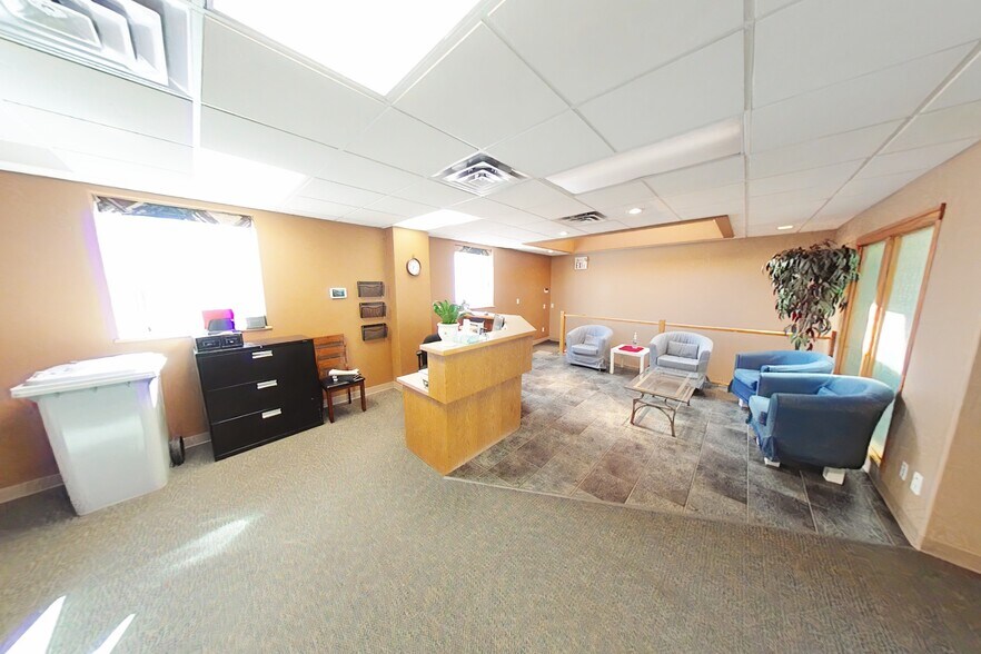 4815 50 Av, Red Deer, AB à louer - Photo intérieure – Image 3 sur 10